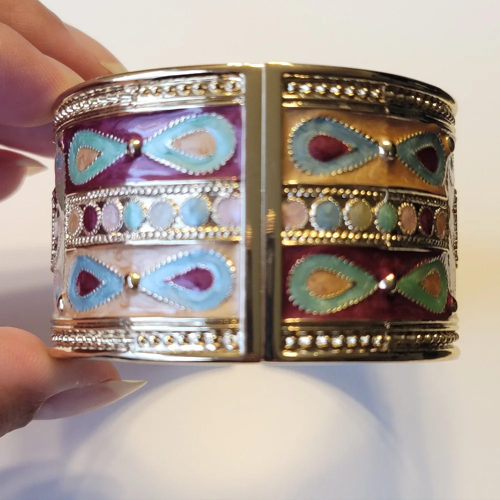 Egyptian Revival Enamel Cuff Bracelet, Goldtone, Vintage, Estate - Picture 9 of 10